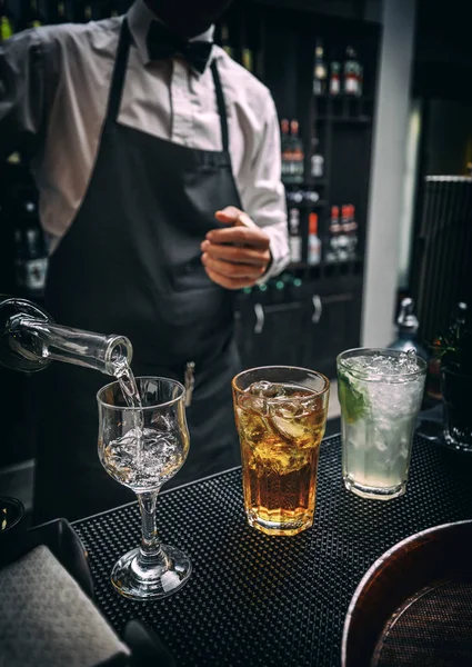 Barman en el trabajo — Foto de Stock