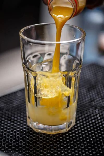 Barkeeper schenkt Drink ein — Stockfoto