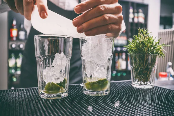 Barmen iş başında — Stok fotoğraf