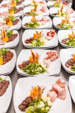 Sürü meze tabakları 