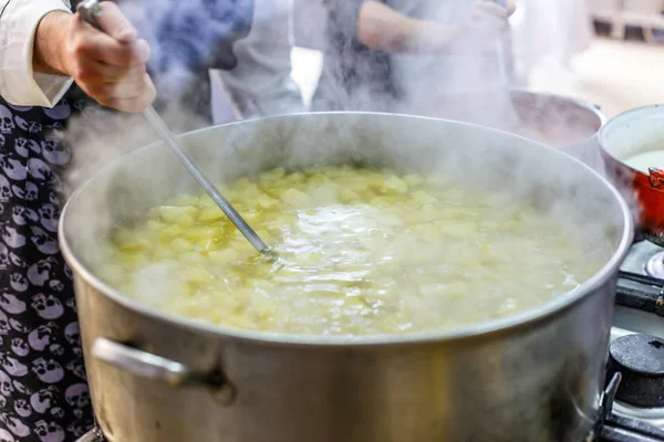 Šéfkuchař vaří polévka — Stock fotografie