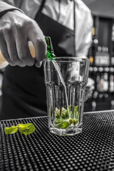 Barkeeper schenkt Limettensaft ein — Stockfoto