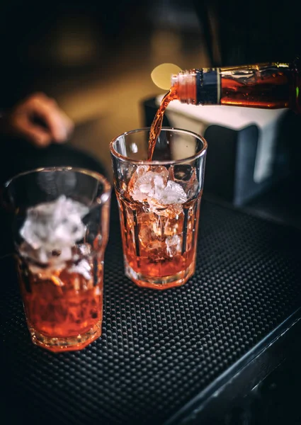 O barman faz um cocktail — Fotografia de Stock
