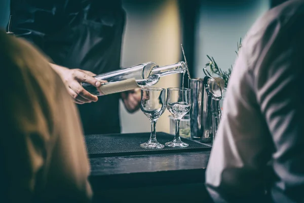 Bartender serving alcohol drinks — Stock Photo, Image