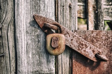 Eski paslı metal asma kilit