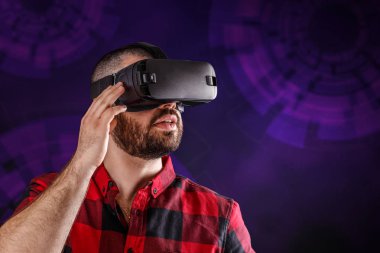 Virtua gözlük takan adam