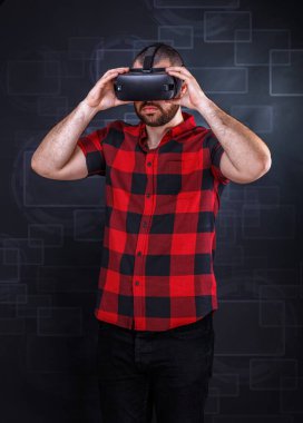 Virtua gözlük takan adam