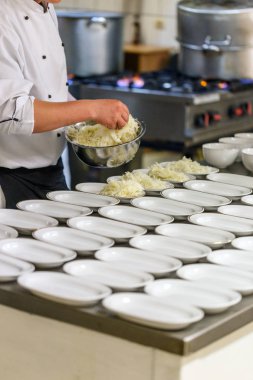 İş yerinde meşgul aşçı