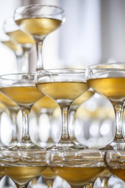 Bir kadeh şampanya.