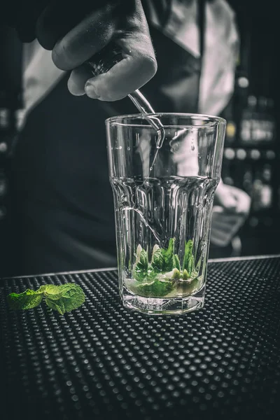 Bartender is pouring lime juice — Stock Photo, Image