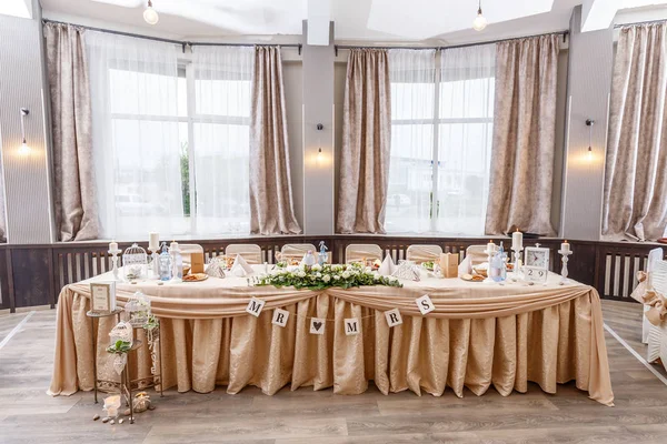 Feestelijke tafel voor de bruid en bruidegom — Stockfoto