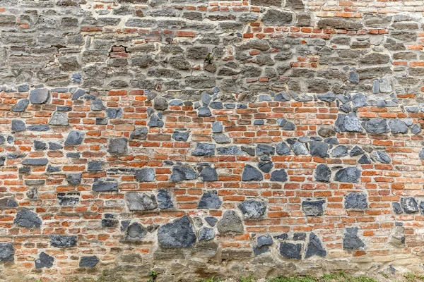 Velho tijolo desgastado e parede de pedra — Fotografia de Stock