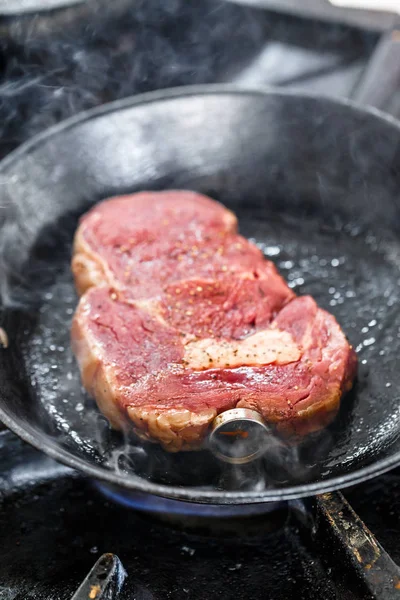 Çiğ et biftek — Stok fotoğraf