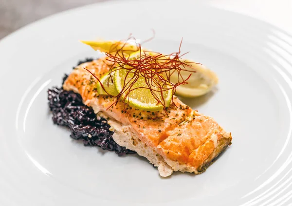 Bife de salmão assado — Fotografia de Stock