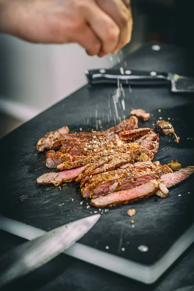 Cook kruiden geroosterd varkensvlees biefstuk — Stockfoto