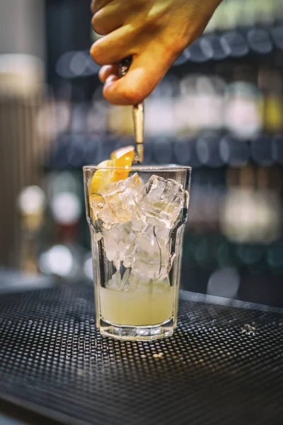 Barman op het werk — Stockfoto