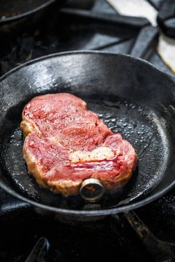 pişmemiş domuz biftek