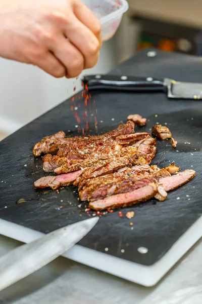 Cuire un steak de porc rôti — Photo