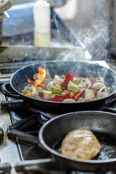 Lo chef sta cucinando verdure — Foto Stock