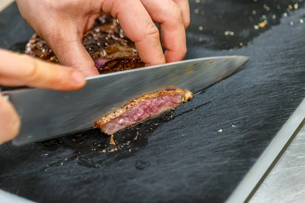Lo chef affetta la carne — Foto Stock