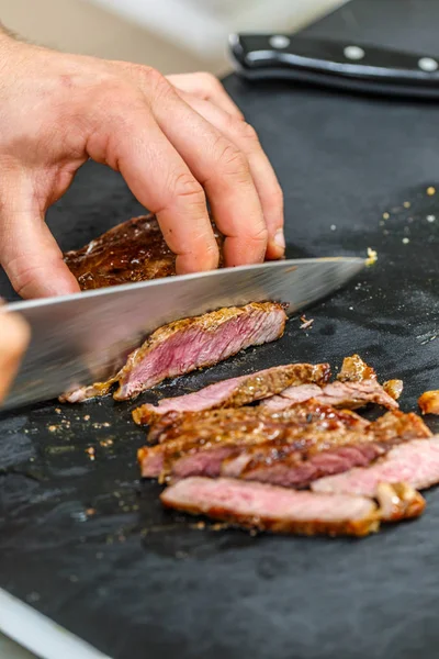 Cook tranche du steak de porc grillé — Photo