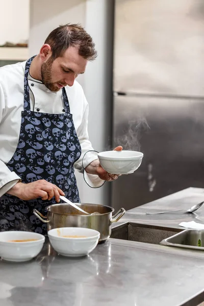 Chef está sirviendo sopa de verduras —  Fotos de Stock