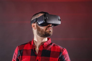 Genç adam kullanarak Vr