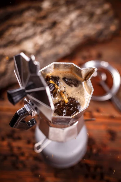 Moka koffie pot op fornuis — Stockfoto