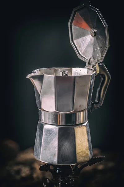 Moka koffie pot op fornuis — Stockfoto