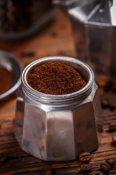 Oude koffie-/ theevoorzieningen gevuld met gemalen koffie — Stockfoto