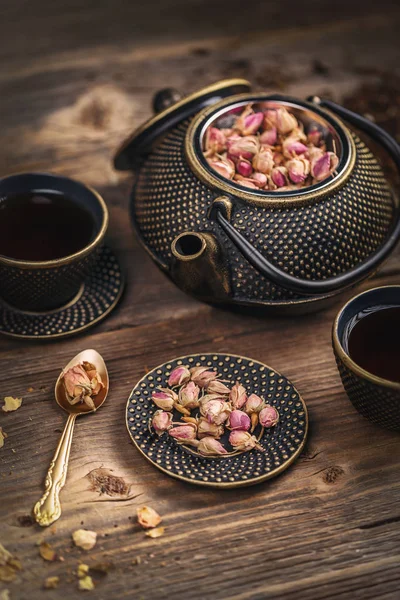 Tasse heißen Tee und eiserne Teekanne — Stockfoto