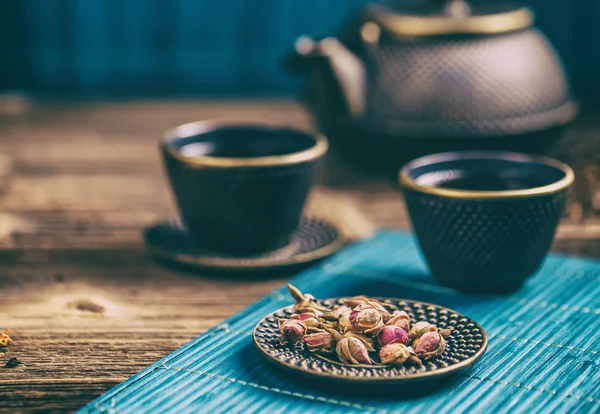 Чай с сухой розой — стоковое фото