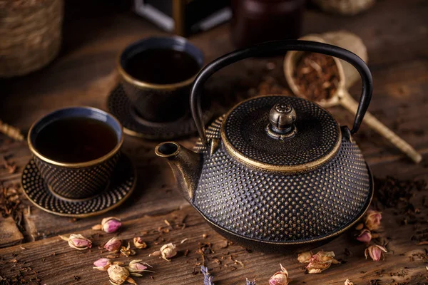 IJzeren theepot en kopjes van de traditionele ijzer — Stockfoto