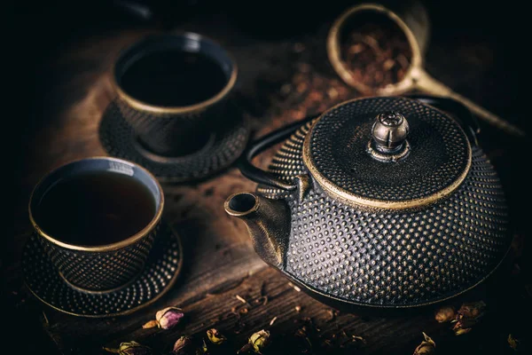 Черный чугунный чайник — стоковое фото