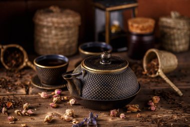 siyah dökme demir demlik