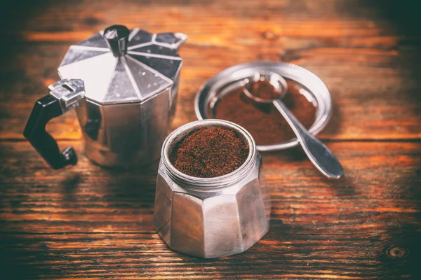 Grond koffie en moka pot — Stockfoto