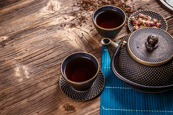 Teekanne und Tassen aus Gusseisen. — Stockfoto