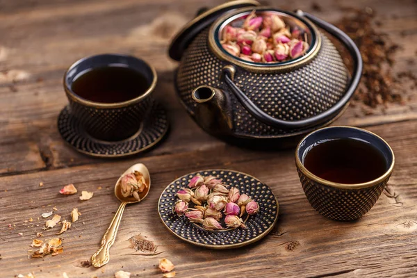 Čajové konvice a šálky čaje — Stock fotografie