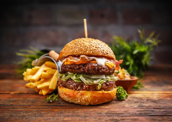 Hamburguesa fresca y sabrosa —  Fotos de Stock