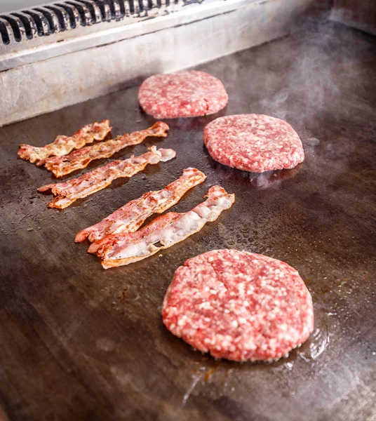 Свіже м'ясо і бекон приготоване — стокове фото