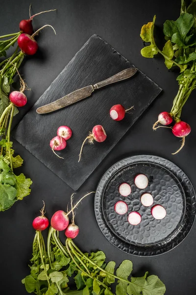 Frisch gerissene Radieschen — Stockfoto