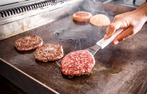 Chef cucinare frittura di carne — Foto Stock