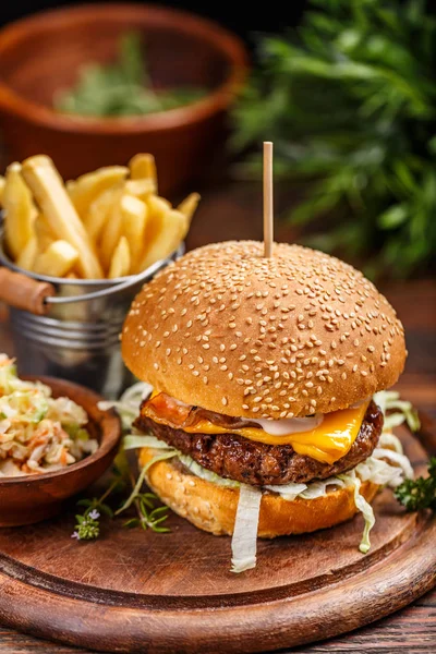Peynirli taze burger — Stok fotoğraf