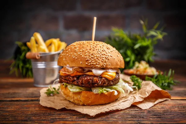 Gustoso hamburger di manzo alla griglia — Foto Stock