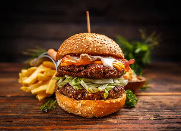 Deliciosas hamburguesas con empanada de carne —  Fotos de Stock