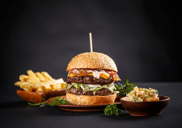 Lezzetli ızgara sığır burger. — Stok fotoğraf