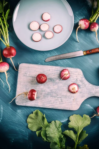 Entero y rebanada de rábanos — Foto de Stock