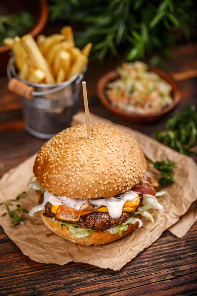 Delicioso cheeseburger em um papel artesanal — Fotografia de Stock