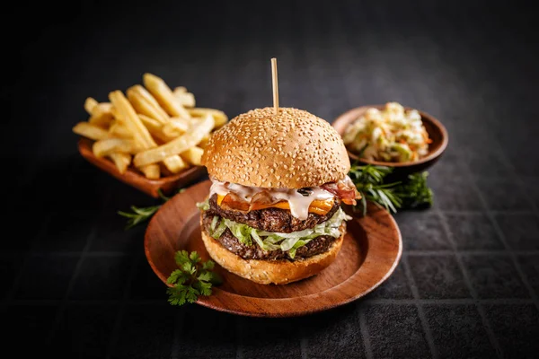 Hamburguesa fresca y sabrosa —  Fotos de Stock