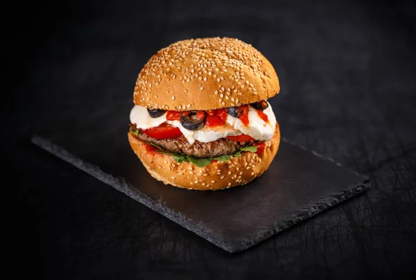 Sabrosa hamburguesa con empanada de carne —  Fotos de Stock